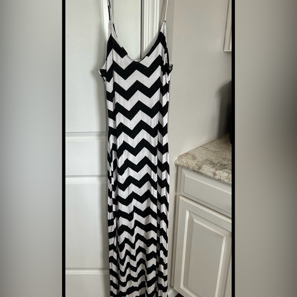 Alloy Apparel Black & White Chevron Maxi dress - Picture 1 of 8